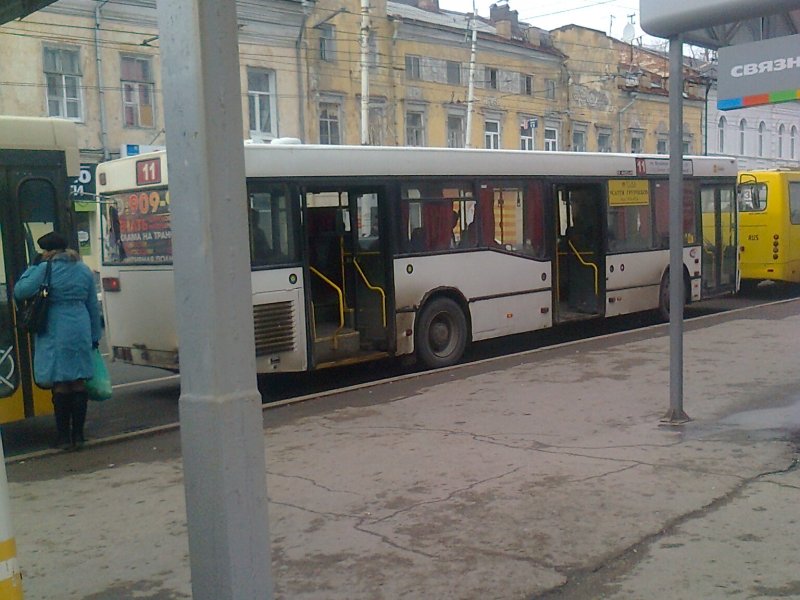 Скопление автобусов на улице Московской. Без достаточного числа пассажиров они с места не тронутся