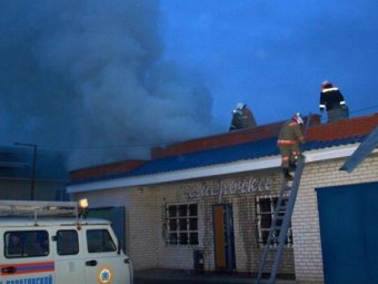Пытаясь «прогреть» КамАЗ, водитель случайно устроил пожар в магазине