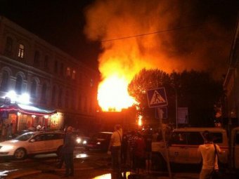 В центре Саратова огнем полностью охвачен двухэтажный дом