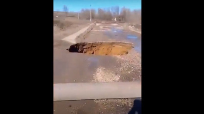 Очевидец снял на видео обрушившуюся плотину в Советском районе